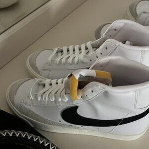 Nike Women's Blazers Mid 77 Shoes